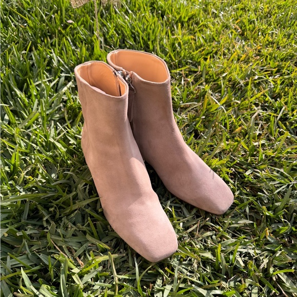 AEYDE Linn Bootie (Women) Stone Suede size EU 40 US 10
$495.00 - Picture 3 of 12